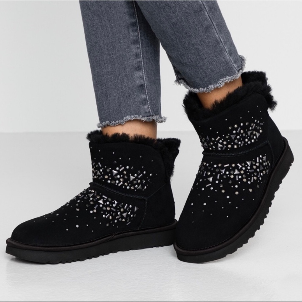 Never worn short black uggs